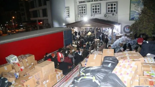 Yüzlerce gönüllü yardım malzemelerini taşımak için insan zinciri oluşturdu