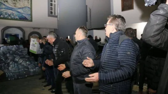 Yüzlerce gönüllü yardım malzemelerini taşımak için insan zinciri oluşturdu