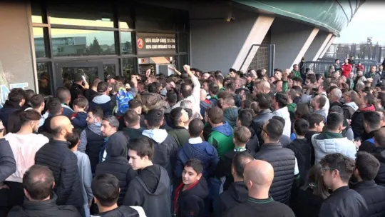 Yüzlerce taraftar maça giremeyince kavga çıktı