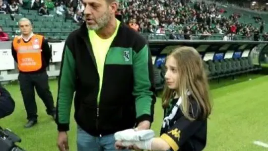 Yüzlerce taraftar maça giremeyince kavga çıktı