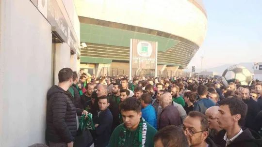 Yüzlerce taraftar maça giremeyince kavga çıktı