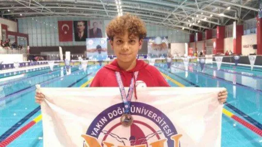 Yüzme yarışmasında Kıbrıs'a başarı taşıdılar