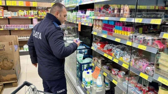 Zabıta ekipleri etiket ve kasa fiyatlarını denetledi
