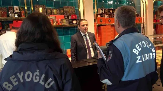 Zabıta ekipleri İstiklal Caddesi'ndeki işletmeleri denetledi