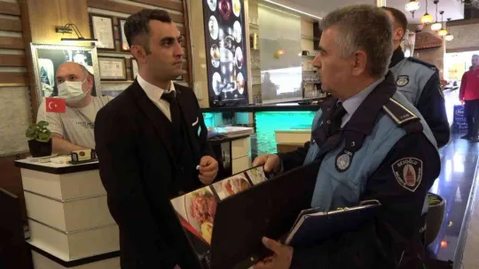 Zabıta ekipleri İstiklal Caddesi'ndeki işletmeleri denetledi