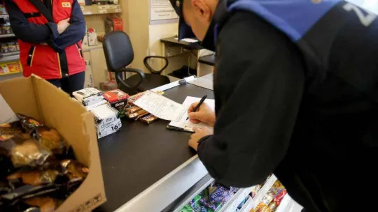 Zabıta ekipleri market denetiminde