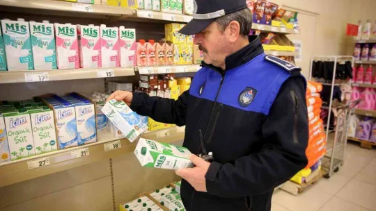 Zabıta ekipleri market denetiminde