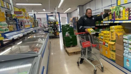 Zabıta ekipleri marketlere göz açtırmıyor