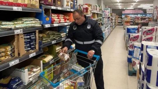 Zabıta ekipleri marketlere göz açtırmıyor