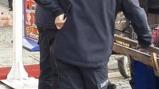 Zabıta meyve sıkma makinesine el koyunca ürünlerini yerlere saçtı