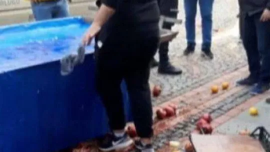 Zabıta meyve sıkma makinesine el koyunca ürünlerini yerlere saçtı