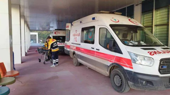 Zeytin işçilerini taşıyan minibüse tır çarptı 2'si ağır 8 yaralı