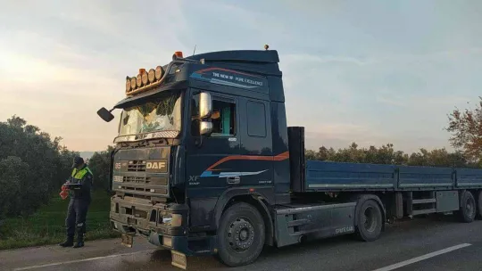 Zeytin işçilerini taşıyan minibüse tır çarptı 2'si ağır 8 yaralı