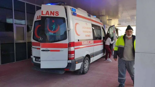 Zeytin işçilerini taşıyan minibüse tır çarptı 2'si ağır 8 yaralı