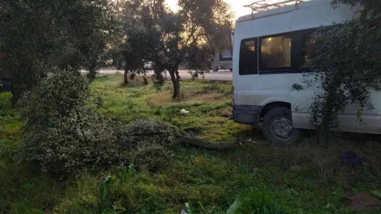 Zeytin işçilerini taşıyan minibüse tır çarptı 2'si ağır 8 yaralı