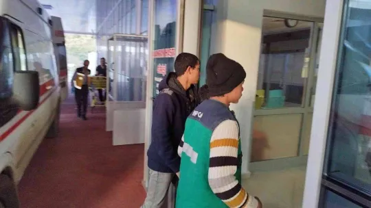 Zeytin işçilerini taşıyan minibüse tır çarptı 2'si ağır 8 yaralı