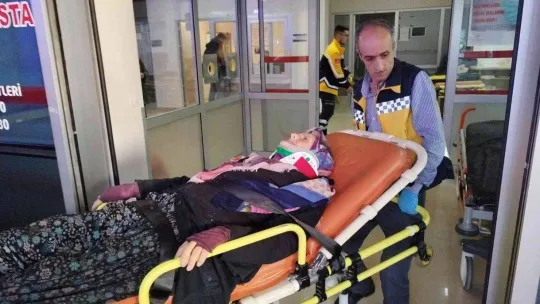 Zeytin işçilerini taşıyan minibüse tır çarptı 2'si ağır 8 yaralı