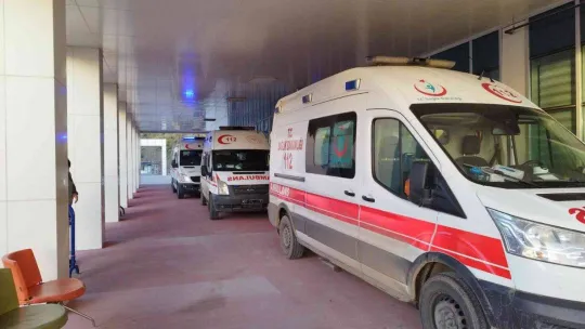 Zeytin işçilerini taşıyan minibüse tır çarptı 2'si ağır 8 yaralı