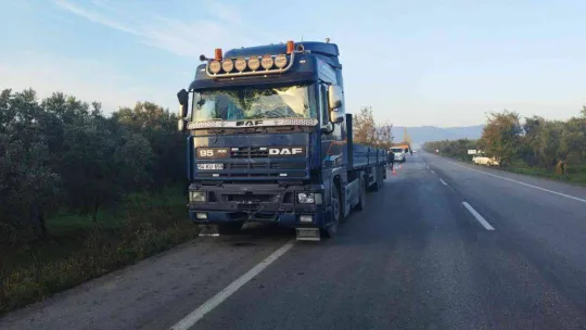 Zeytin işçilerini taşıyan minibüse tır çarptı 2'si ağır 8 yaralı