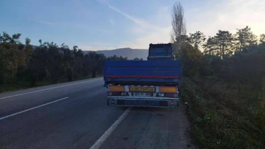 Zeytin işçilerini taşıyan minibüse tır çarptı 2'si ağır 8 yaralı