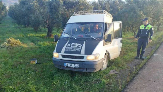 Zeytin işçilerini taşıyan minibüse tır çarptı 2'si ağır 8 yaralı