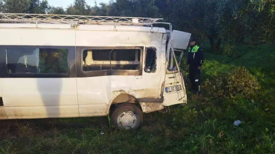 Zeytin işçilerini taşıyan minibüse tır çarptı 2'si ağır 8 yaralı