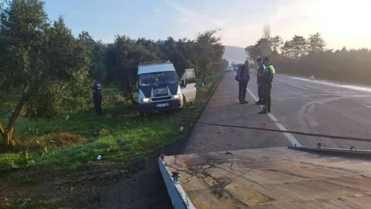 Zeytin işçilerini taşıyan minibüse tır çarptı 2'si ağır 8 yaralı