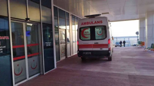 Zeytin işçilerini taşıyan minibüse tır çarptı 2'si ağır 8 yaralı