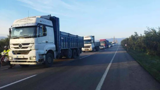 Zeytin işçilerini taşıyan minibüse tır çarptı 2'si ağır 8 yaralı