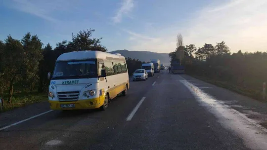 Zeytin işçilerini taşıyan minibüse tır çarptı 2'si ağır 8 yaralı