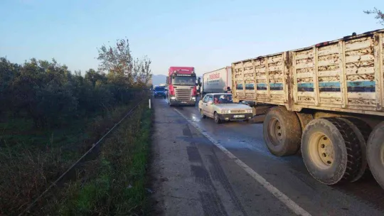 Zeytin işçilerini taşıyan minibüse tır çarptı 2'si ağır 8 yaralı