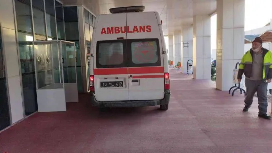 Zeytin işçilerini taşıyan minibüse tır çarptı 2'si ağır 8 yaralı