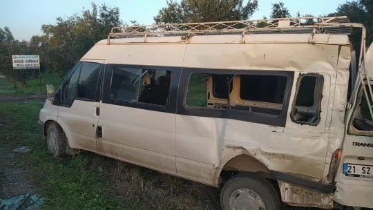 Zeytin işçilerini taşıyan minibüse tır çarptı 2'si ağır 8 yaralı
