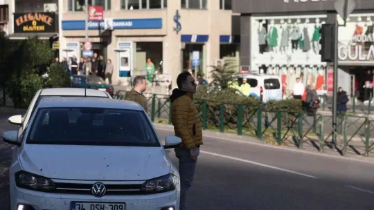 Zeytin toplayan köylü kadınlar tarlada böyle saygı duruşuna durdu