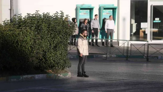 Zeytin toplayan köylü kadınlar tarlada böyle saygı duruşuna durdu