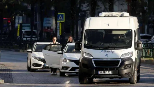 Zeytin toplayan köylü kadınlar tarlada böyle saygı duruşuna durdu