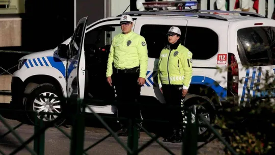 Zeytin toplayan köylü kadınlar tarlada böyle saygı duruşuna durdu