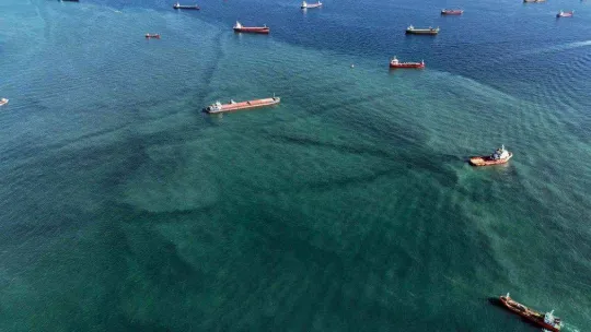 Zeytinburnu açıklarında denizde renk değişikliği