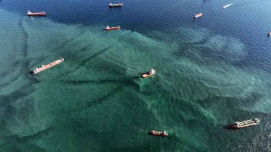 Zeytinburnu açıklarında denizde renk değişikliği