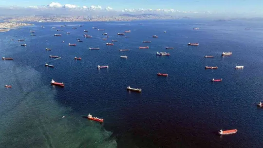 Zeytinburnu açıklarında denizde renk değişikliği