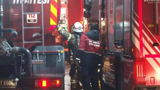 Zeytinburnu'nda karton bardak imalatı yapılan fabrikada çıkan yangın kontrol altına alındı
