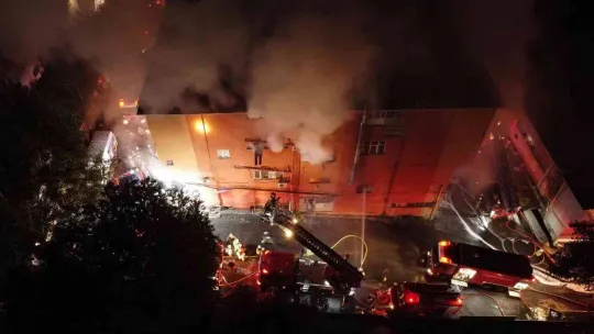 Zeytinburnu'nda karton bardak imalatı yapılan fabrikada çıkan yangın kontrol altına alındı