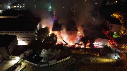 Zeytinburnu'nda karton bardak imalatı yapılan fabrikada çıkan yangın kontrol altına alındı