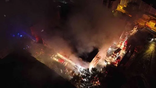 Zeytinburnu'nda karton bardak imalatı yapılan fabrikada çıkan yangın kontrol altına alındı