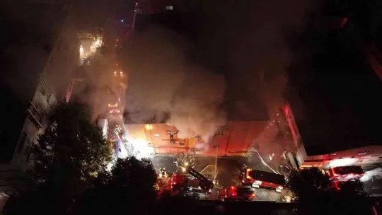 Zeytinburnu'nda karton bardak imalatı yapılan fabrikada çıkan yangın kontrol altına alındı