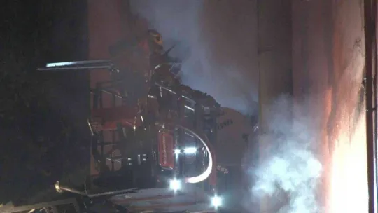 Zeytinburnu'nda karton bardak imalatı yapılan fabrikada çıkan yangın kontrol altına alındı