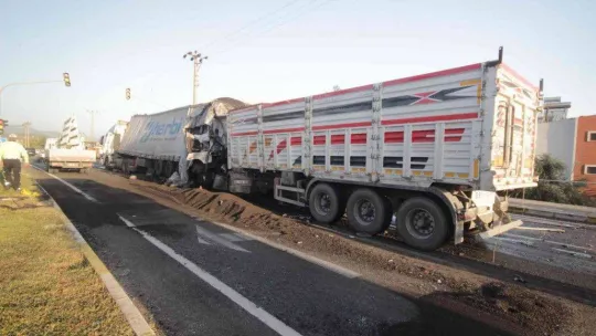 Zincirleme kazada tonlarca ağırlıktaki kağıt rulolarının üzerine düştüğü otomobil, kağıt gibi ezildi