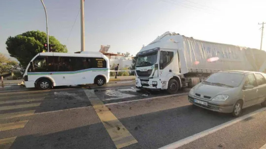 Zincirleme kazada tonlarca ağırlıktaki kağıt rulolarının üzerine düştüğü otomobil, kağıt gibi ezildi