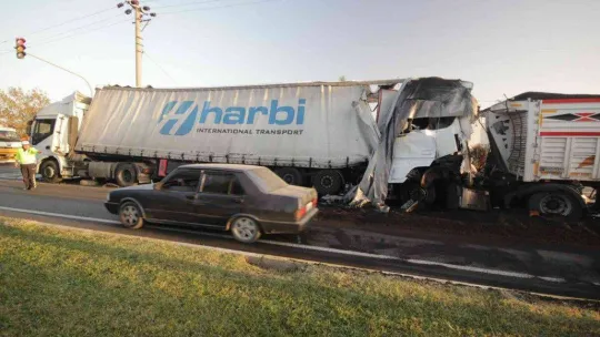 Zincirleme kazada tonlarca ağırlıktaki kağıt rulolarının üzerine düştüğü otomobil, kağıt gibi ezildi