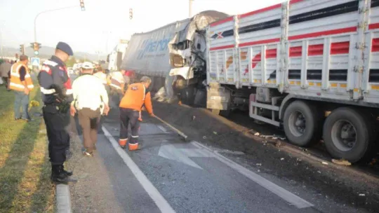 Zincirleme kazada tonlarca ağırlıktaki kağıt rulolarının üzerine düştüğü otomobil, kağıt gibi ezildi